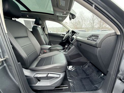 Used 2021 Volkswagen Tiguan SE w/ Panoramic Sunroof Package image 25