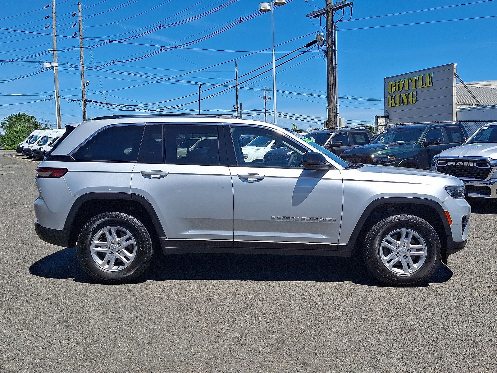 Used 2023 Jeep Grand Cherokee Laredo w/ Luxury Tech Group I AWD/4WD image 8