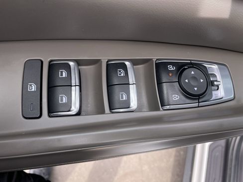 Used 2025 Kia Carnival FWD image 18