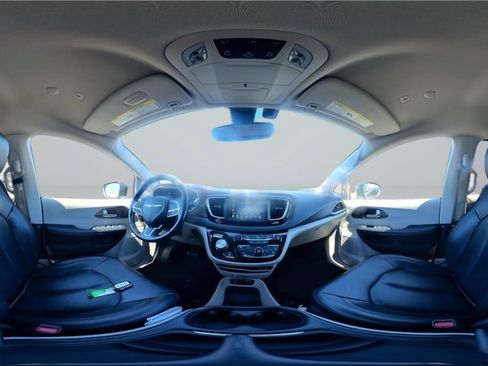 Used 2019 Chrysler Pacifica Touring-L image 36