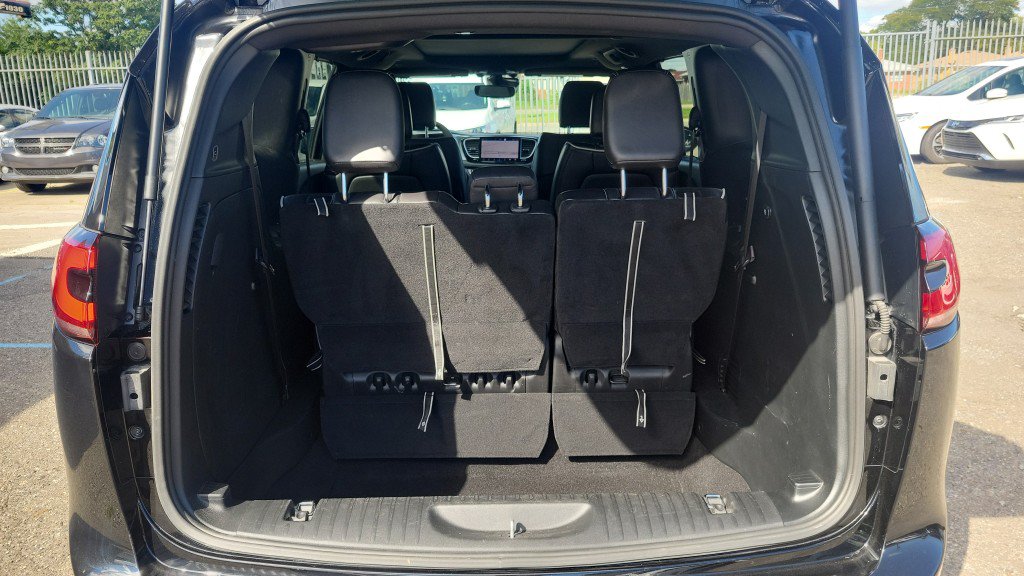 Used 2026 Chrysler Pacifica Limited FWD image 10