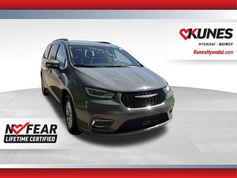 Used 2022 Chrysler Pacifica Touring-L FWD image 1
