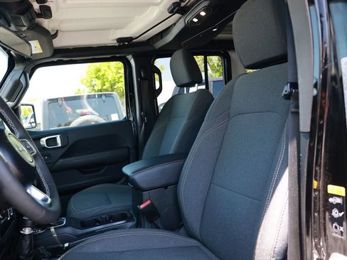Used 2025 Jeep Wrangler Unlimited Sahara AWD/4WD image 19