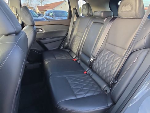 Used 2022 Nissan Rogue Platinum w/ Head-Up Display Package image 7