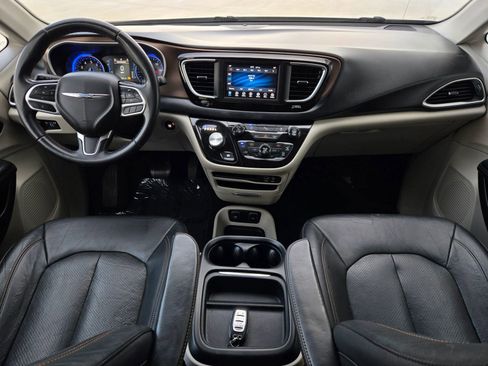 Used 2018 Chrysler Pacifica Touring-L image 28