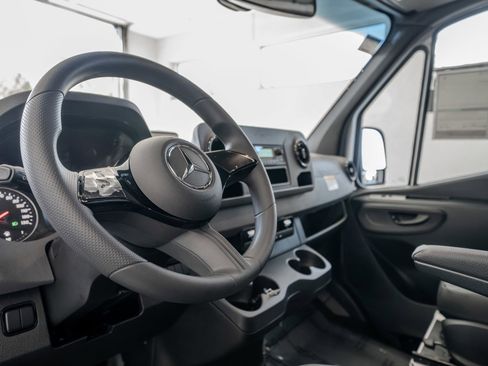 Used 2025 Mercedes-Benz Sprinter 2500 image 7