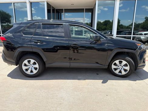 Used 2019 Toyota RAV4 LE FWD image 5
