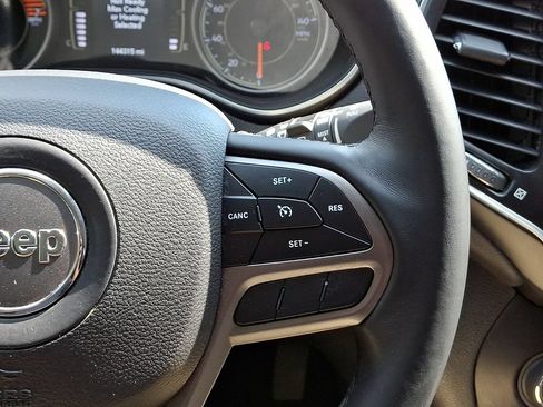 Used 2019 Jeep Cherokee Latitude Plus FWD image 24