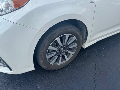 Used 2019 Toyota Sienna XLE w/ XLE Navigation Package AWD/4WD image 3