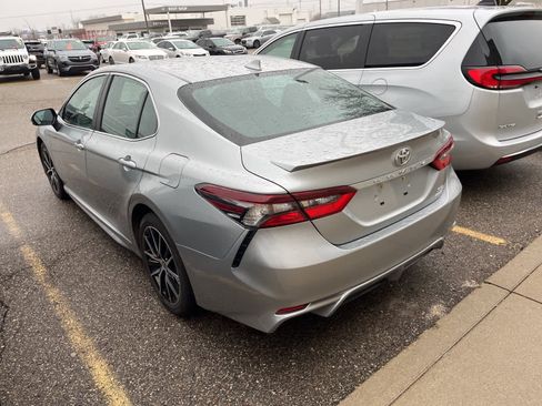 Used 2021 Toyota Camry SE w/ Cold Weather Package image 8