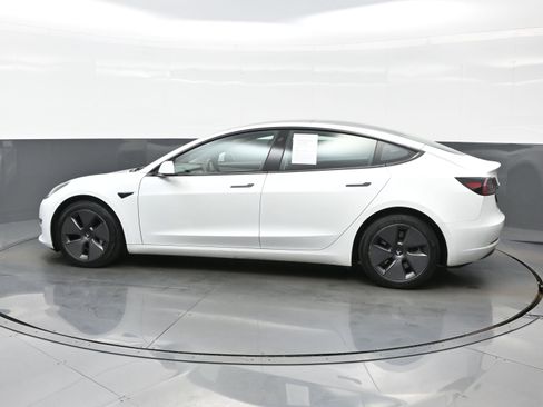 Used 2023 Tesla Model 3 Standard Range image 3