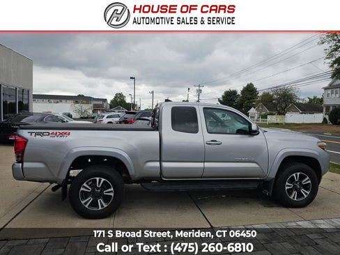 Used 2017 Toyota Tacoma TRD Sport image 3