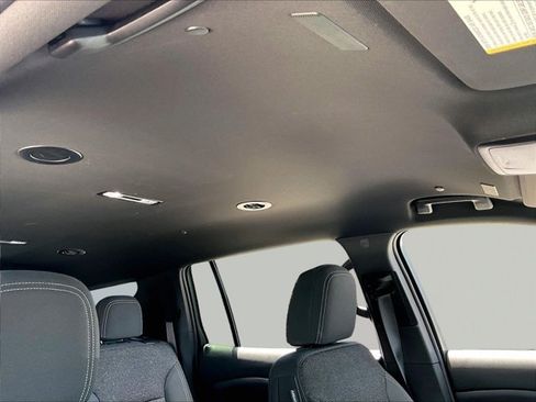 Used 2025 Chevrolet Traverse LT FWD image 17
