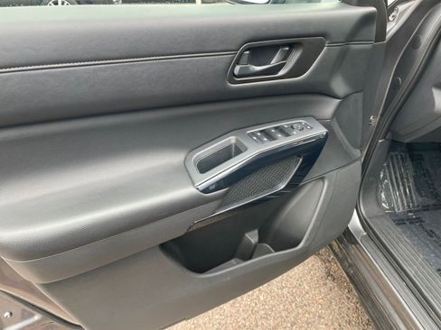 Used 2025 Nissan Pathfinder SV image 21