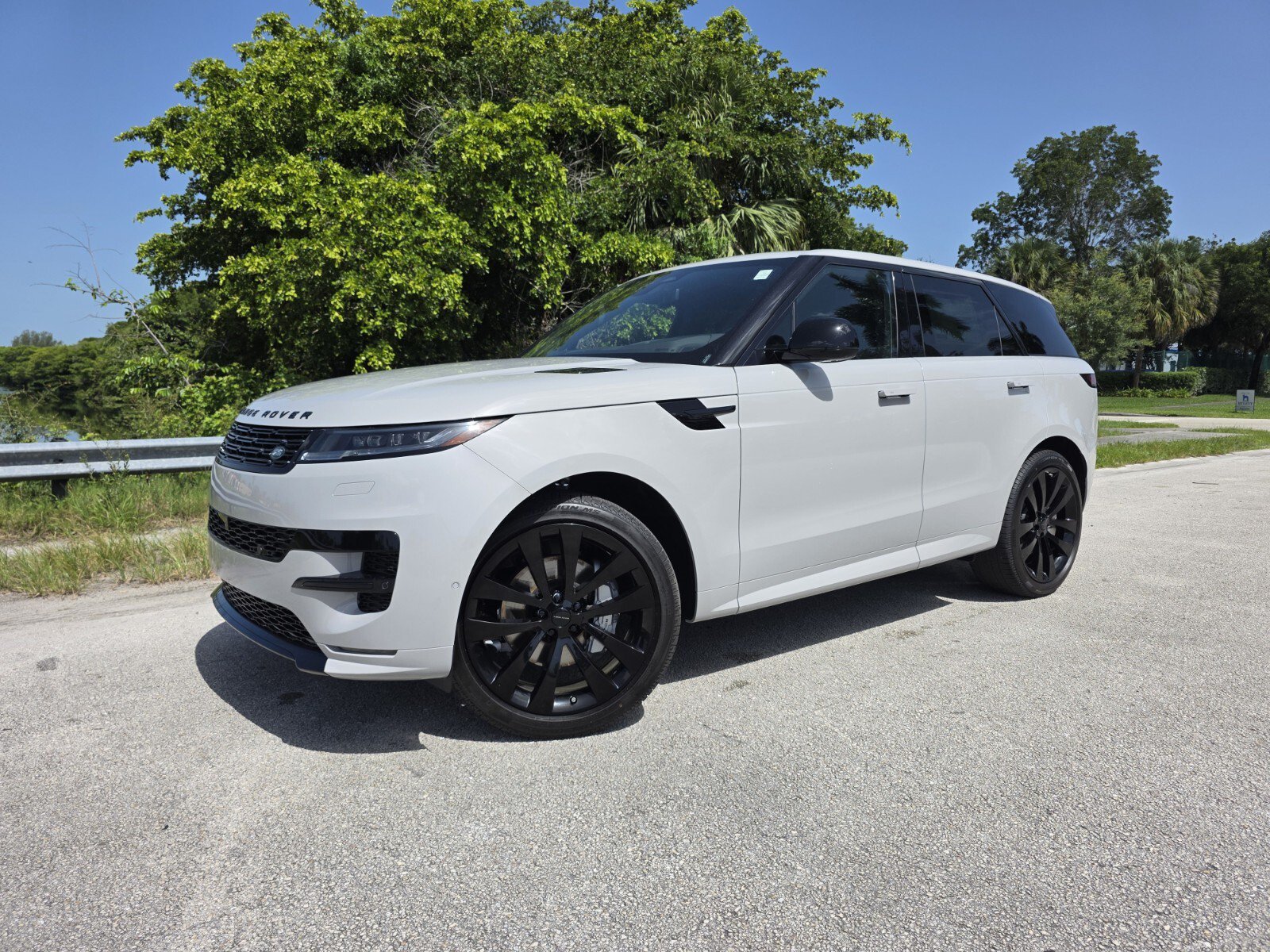 New 2026 Land Rover Range Rover Sport Dynamic SE AWD/4WD image 1