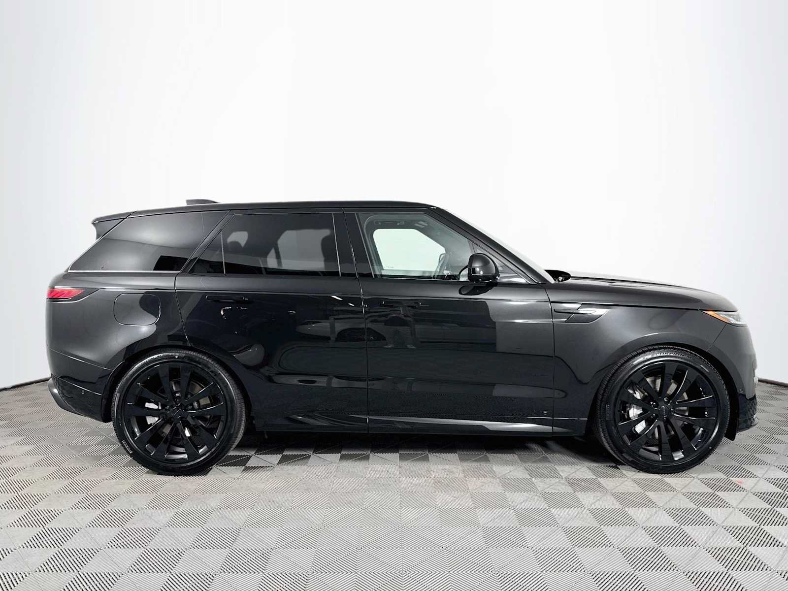 New 2027 Land Rover Range Rover Long Wheelbase SE AWD/4WD image 4