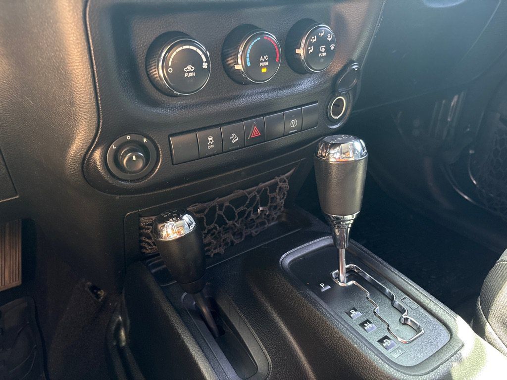 Used 2016 Jeep Wrangler Unlimited Sahara w/ Connectivity Group AWD/4WD image 24