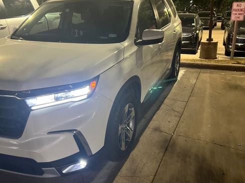Used 2025 Honda Pilot EX-L image 2