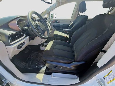 Used 2023 Chrysler Voyager LX FWD image 18