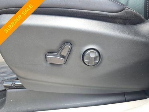 Used 2023 Chrysler Pacifica Touring-L FWD image 16