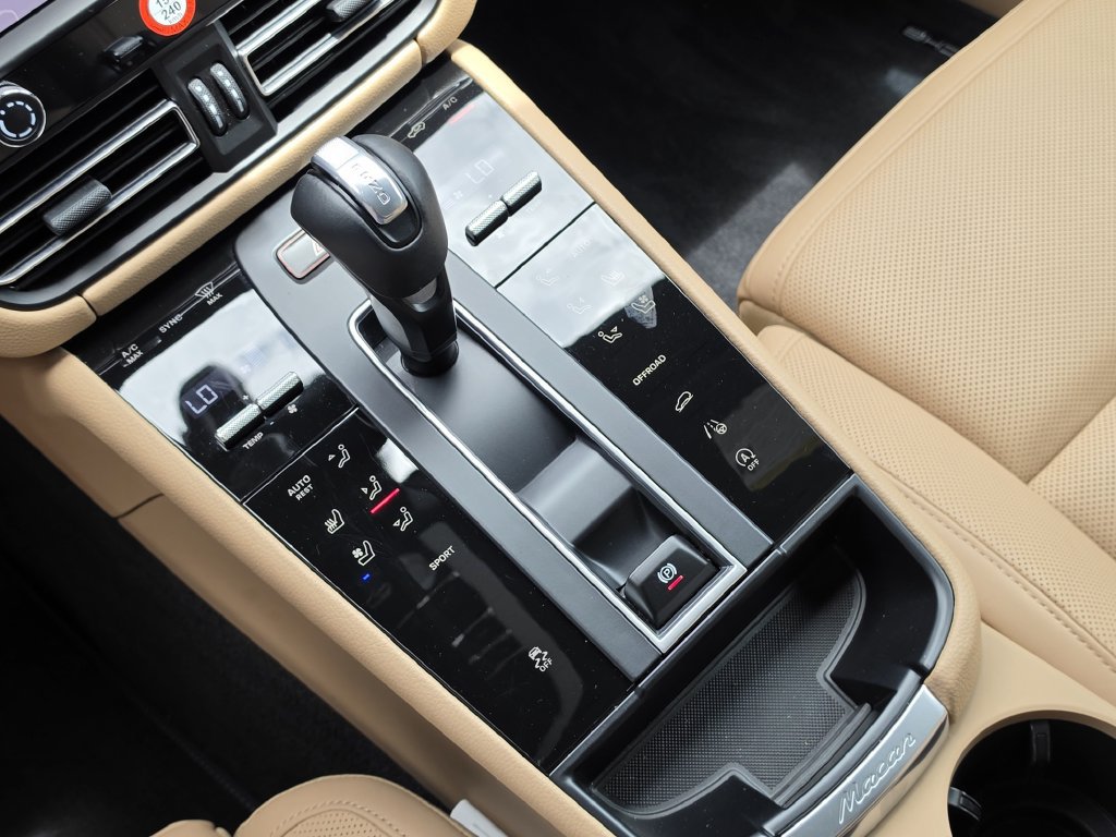 Certified 2026 Porsche Macan AWD/4WD image 25