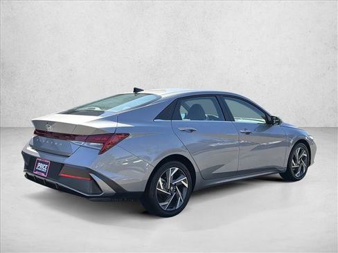 Used 2025 Hyundai Elantra SEL image 5