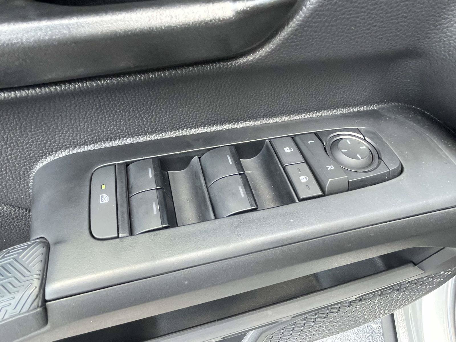 Used 2025 Toyota Tacoma SR5 AWD/4WD image 16