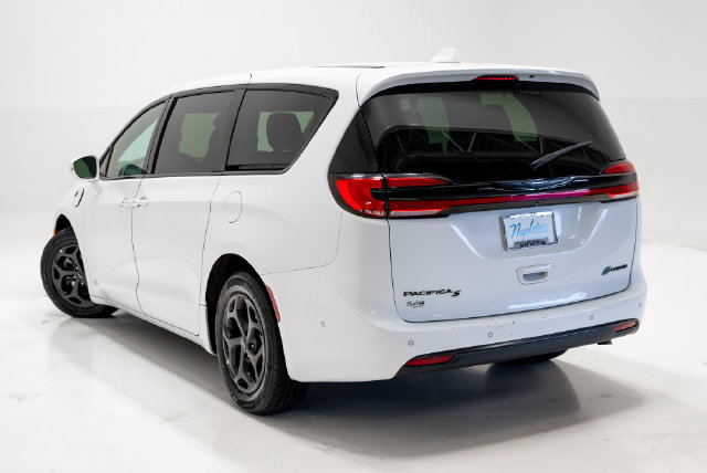 Used 2022 Chrysler Pacifica Limited w/ Uconnect Theater Family Group FWD image 40