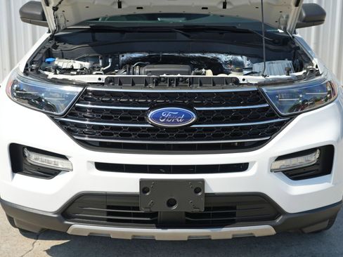 Used 2020 Ford Explorer XLT w/ Equipment Group 202A image 7