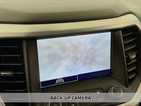 Used 2023 GMC Acadia SLE w/ Driver Convenience Package image 4