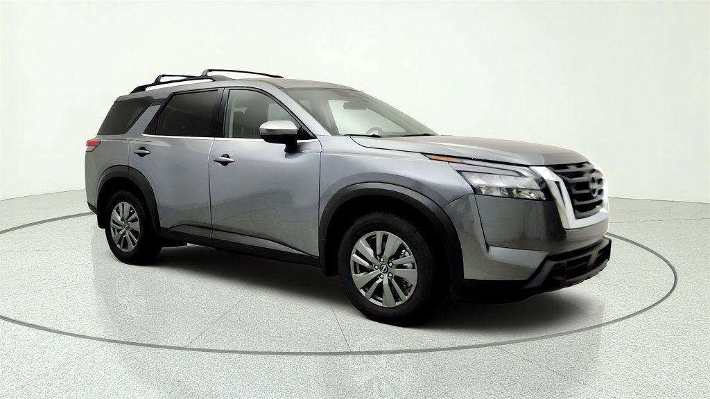Used 2025 Nissan Pathfinder SV FWD image 3