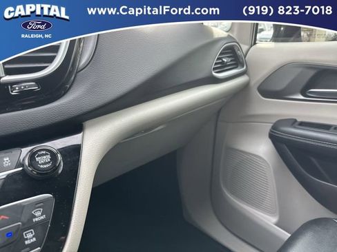 Used 2024 Chrysler Pacifica Touring-L image 26