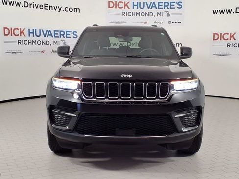 Used 2024 Jeep Grand Cherokee Laredo X w/ Luxury Tech Group I AWD/4WD image 2