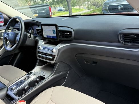 Used 2022 Ford Explorer XLT image 28