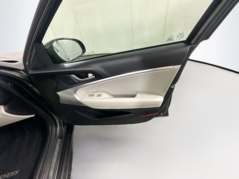 Used 2025 Genesis G70 2.5T image 31