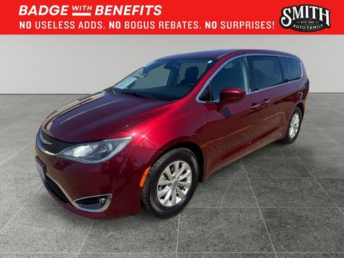 Used 2018 Chrysler Pacifica Touring Plus FWD image 4
