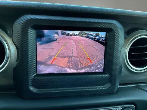 Used 2018 Jeep Wrangler Unlimited Sahara AWD/4WD image 22