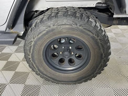 Used 2018 Jeep Wrangler Unlimited Sahara w/ Connectivity Group AWD/4WD image 13