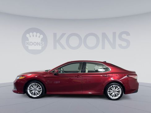 Used 2020 Toyota Camry XLE w/ Navigation Package FWD image 2
