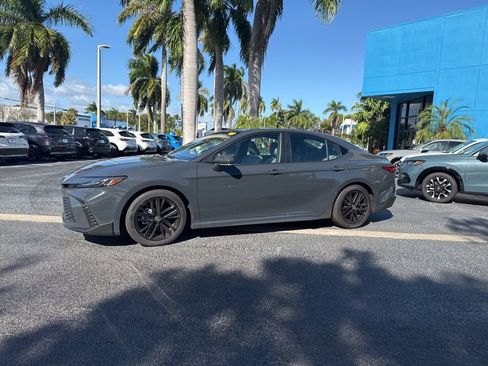 Used 2025 Toyota Camry SE image 12