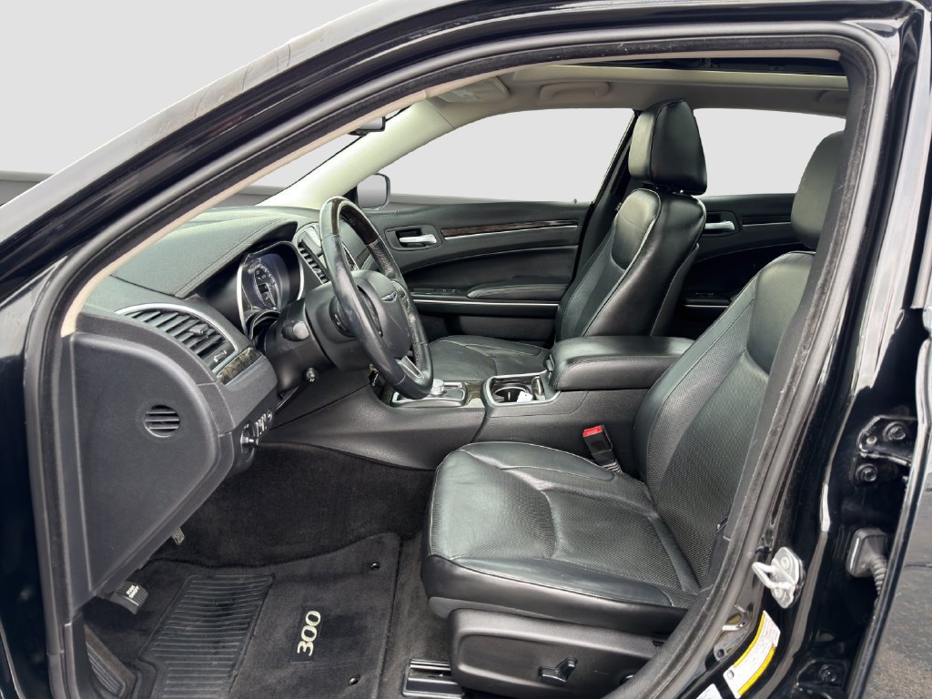 Used 2016 Chrysler 300 C RWD image 9