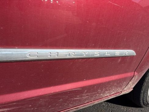 Used 2014 Chrysler Town & Country Touring image 5