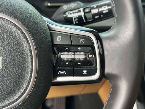 Used 2024 Kia Carnival EX FWD image 22