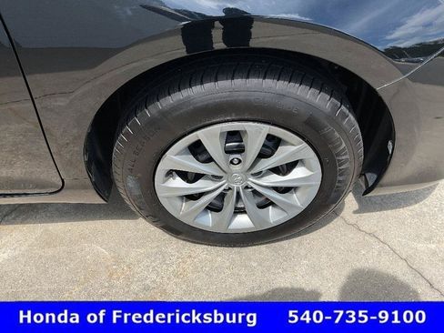 Used 2017 Toyota Camry LE FWD image 13