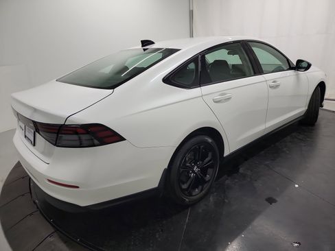 Certified 2025 Honda Accord SE image 9