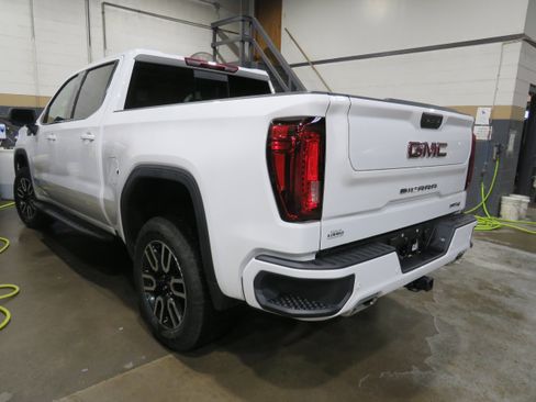 Used 2025 GMC Sierra 1500 AT4 w/ AT4 Premium Package AWD/4WD image 4