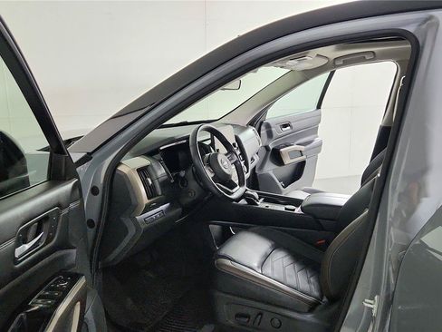 Used 2024 Nissan Pathfinder Platinum w/ Black Appearance Package AWD/4WD image 16