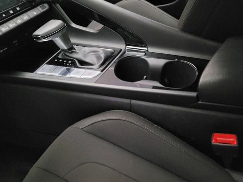 Used 2025 Hyundai Elantra SEL FWD image 26