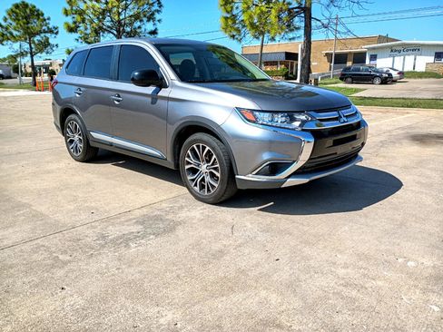 Used 2018 Mitsubishi Outlander ES image 2