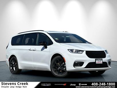 New 2025 Chrysler Pacifica Limited
